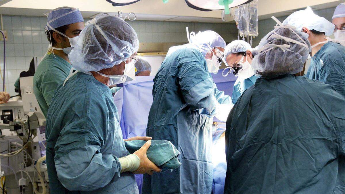The Miami Transplant Institute, shown here in a 2008 Herald file photo, has suspended adult heart transplants. Jackson Health System and UHealth-the University of Miami Health System jointly run the Transplant Institute.