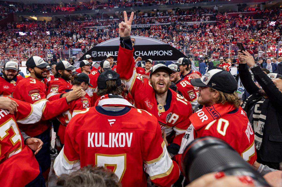 Florida Panthers left wing Matthew Tkachuk (19) signals 2 Stanley Cup victories with teammates after the Panthers defeated the Edmonton Oilers in Game 6 on Tuesday, June 17, 2025, at Amerant Bank Arena in Sunrise, Florida.