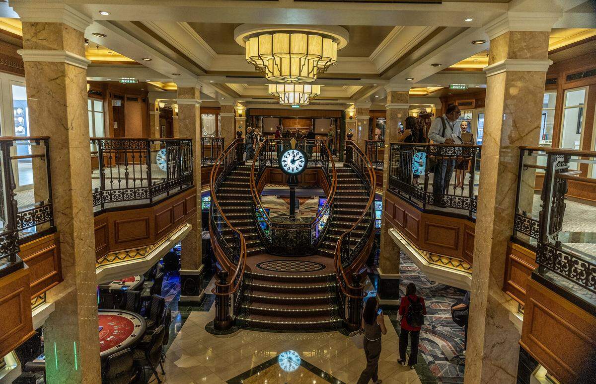 Vista de un reloj encargado por Cunard a los mismos fabricantes del Big Ben de Londres, situado en una escalera que conecta las cubiertas del interior del crucero Queen Elizabeth de Cunard, atracado en el puerto de Miami el jueves 16 de octubre de 2025, en Miami.