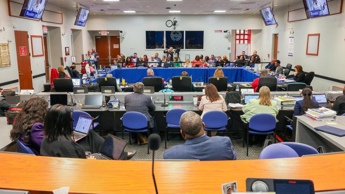 Las escuelas públicas de Broward aprueban prohibición total del uso del teléfono. ¿Cómo funciona?