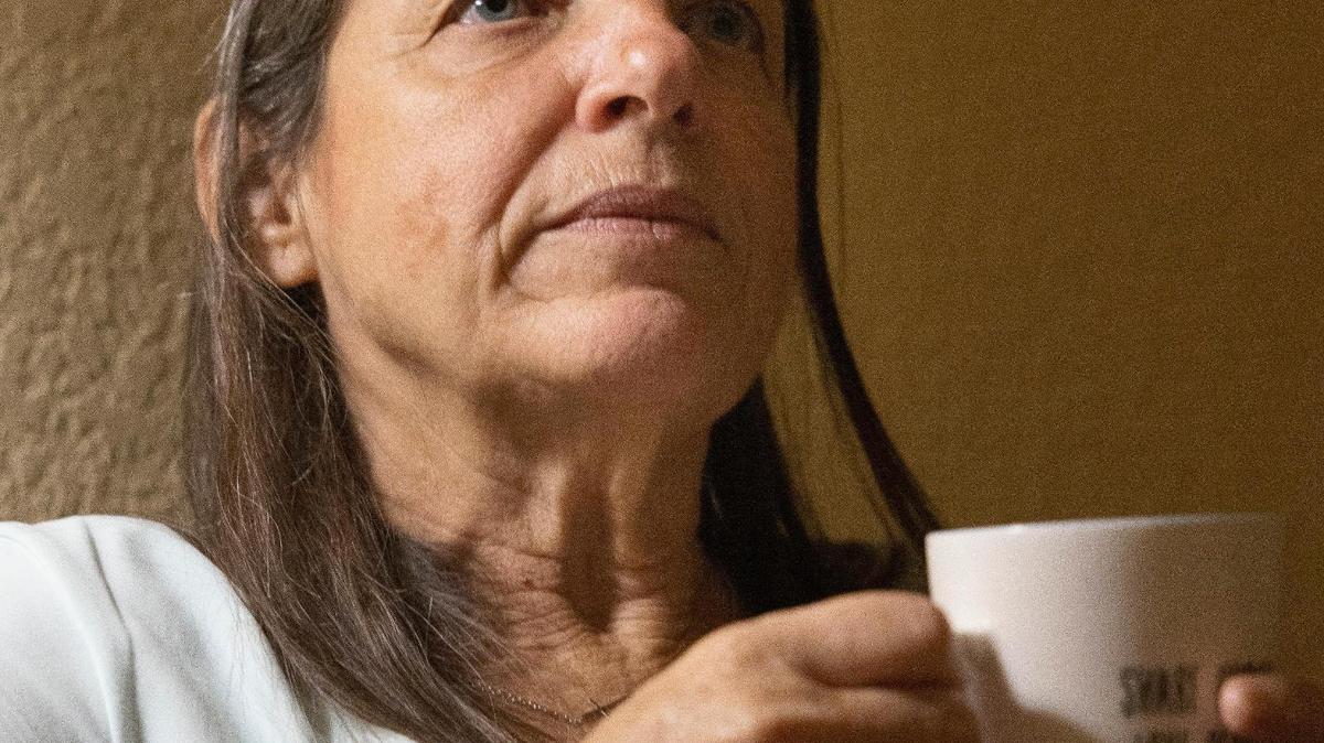 Isabel Toca, sobreviviente de cáncer de mama, hace una demostración de "La hora del té" en su casa para encontrar la paz cuando está estresada, el miércoles 4 de octubre de 2023, en Miami, Florida. Encontró ayuda a través de un grupo de sobrevivientes de cáncer centrado en ayudar a los sobrevivientes actuales y futuros a reconocer y combatir el estrés relacionado con el cáncer.