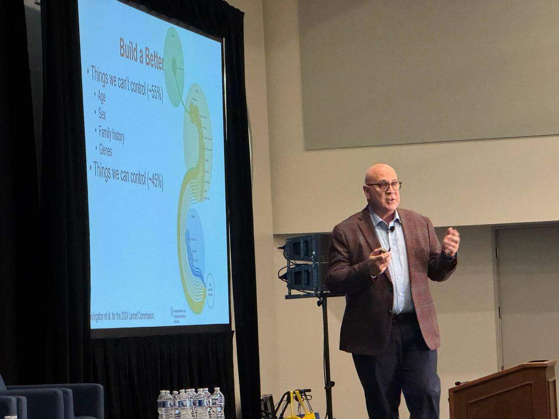 El Dr. James Galvin, director del Centro Integral para la Salud Cerebral de la Facultad de Medicina Miller de la Universidad de Miami, ofrece una presentación sobre cómo desarrollar un cerebro más sano durante el evento “La nueva cara del envejecimiento: el envejecimiento y el arte de la felicidad”, organizado por la Alianza para el Envejecimiento en Miami, Florida, el 2 de mayo de 2025.