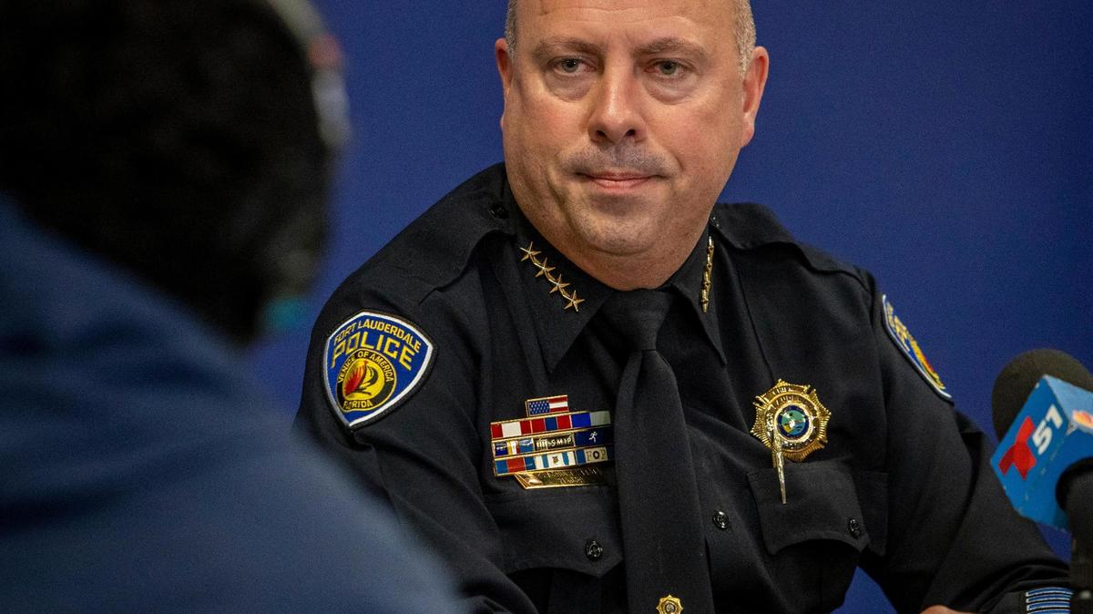 El jefe de la Policía de Fort Lauderdale, William "Bill" Schultz, responde a preguntas durante una conferencia de prensa, el jueves 9 de noviembre de 2023.