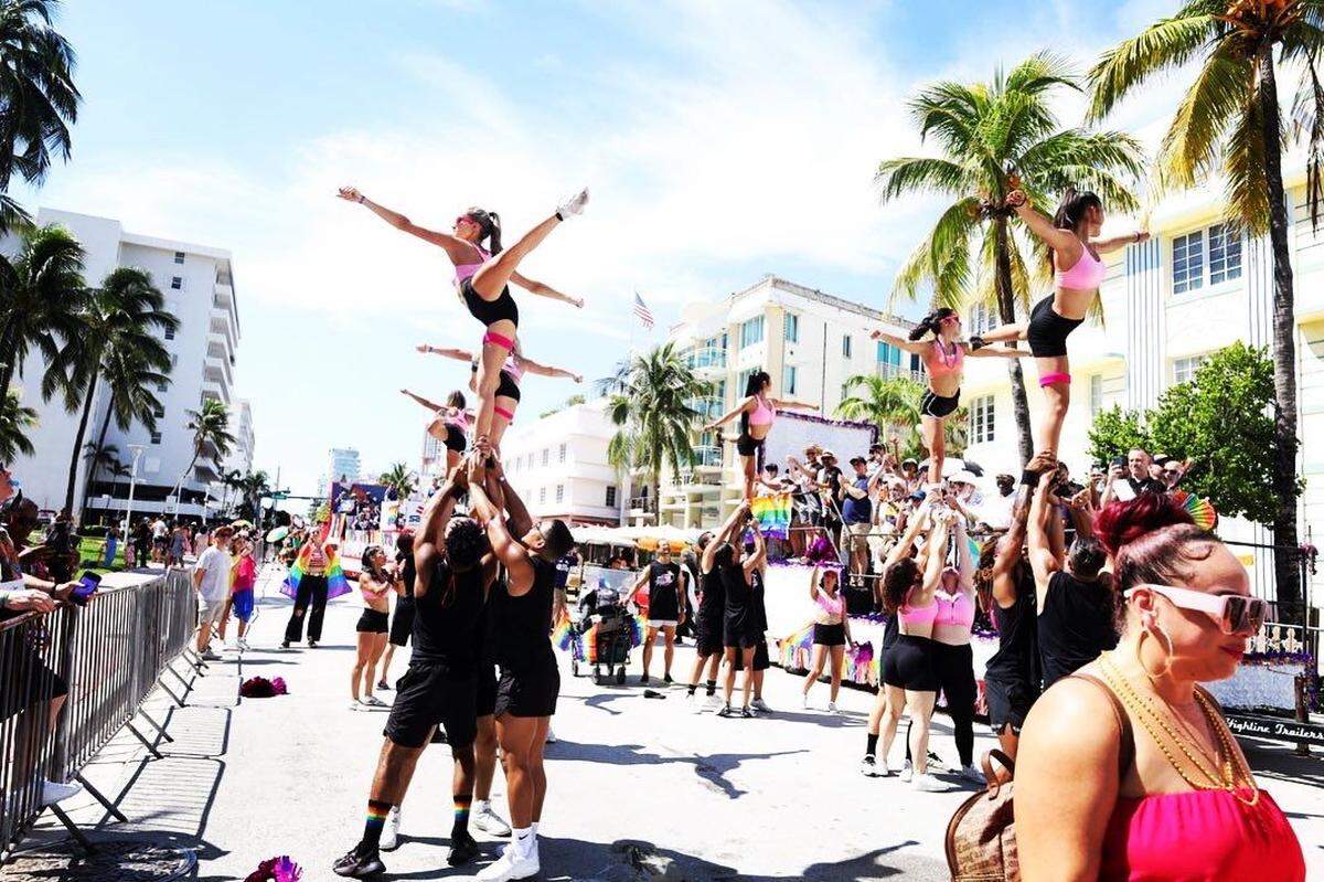 Cheer Miami es un equipo de animadoras adultas totalmente voluntarias que se dedican a concienciar y recaudar fondos para organizaciones que apoyan a la comunidad LGBTQ+.