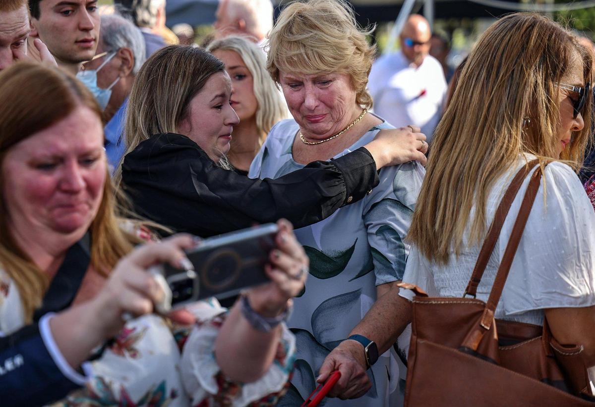 Familiares de los fallecidos del vuelo 401 de Eastern se abrazan tras la inauguración del monumento conmemorativo del vuelo 401 de Eastern.