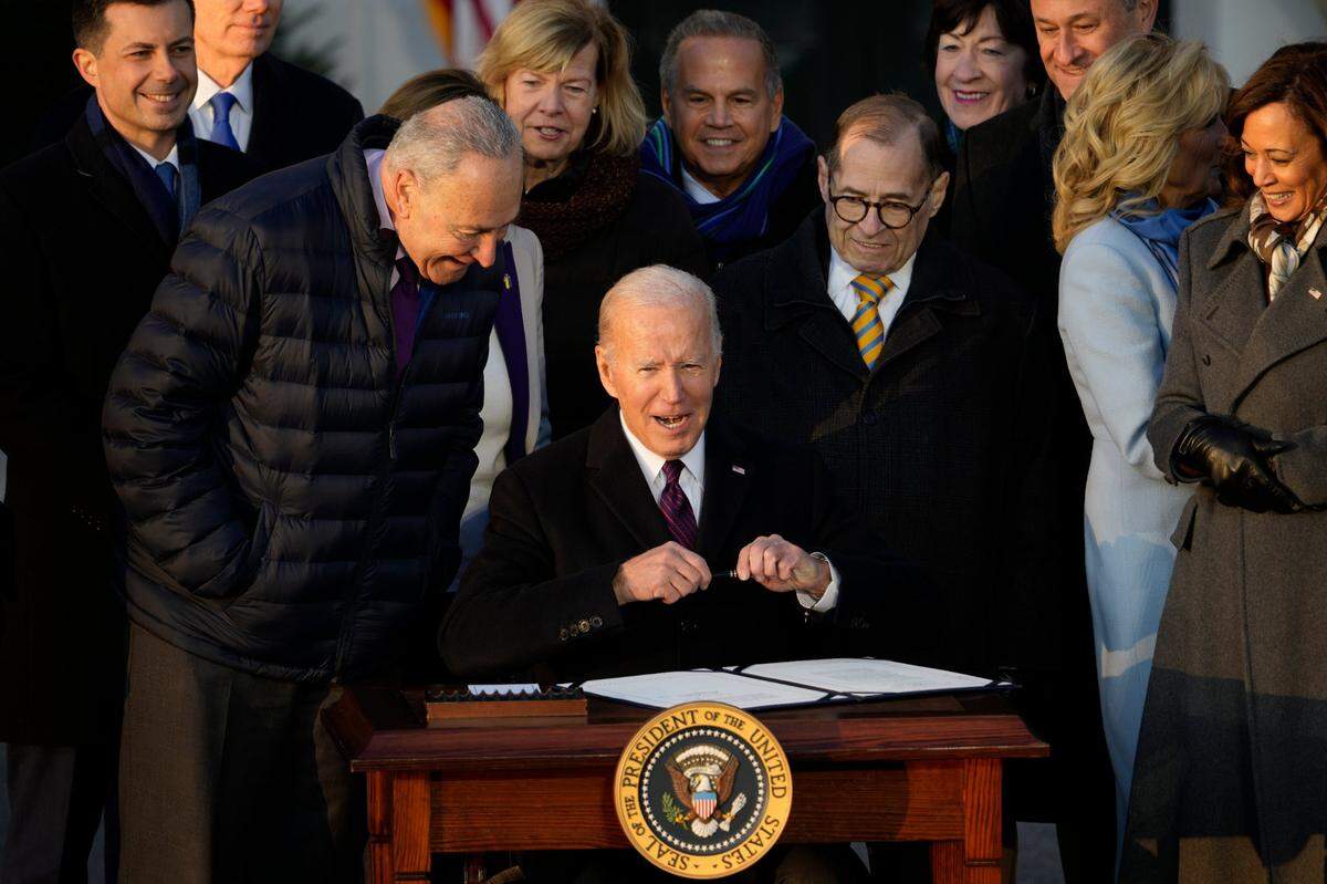 El presidente Joe Biden firma la Ley de Respeto al Matrimonio el martes 13 de diciembre de 2022 en el jardín sur de la Casa Blanca en Washington. (AP Photo/Andrew Harnik)