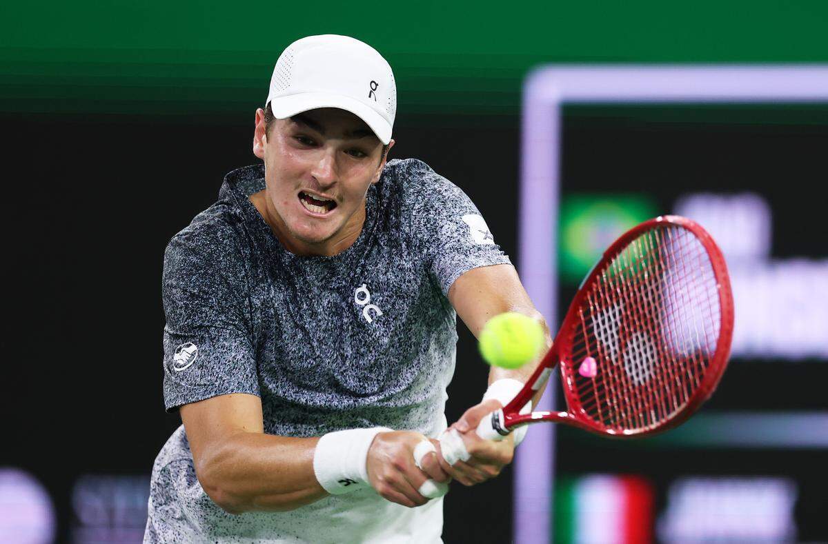 INDIAN WELLS, CALIFORNIA - MARCH 10: Joao Fonseca of Brazil plays a backhand against Jannik Sinner of Italy in their fourth round match of the BNP Paribas Open at Indian Wells Tennis Garden on March 10, 2026 in Indian Wells, California.  (Photo by Clive Brunskill/Getty Images)