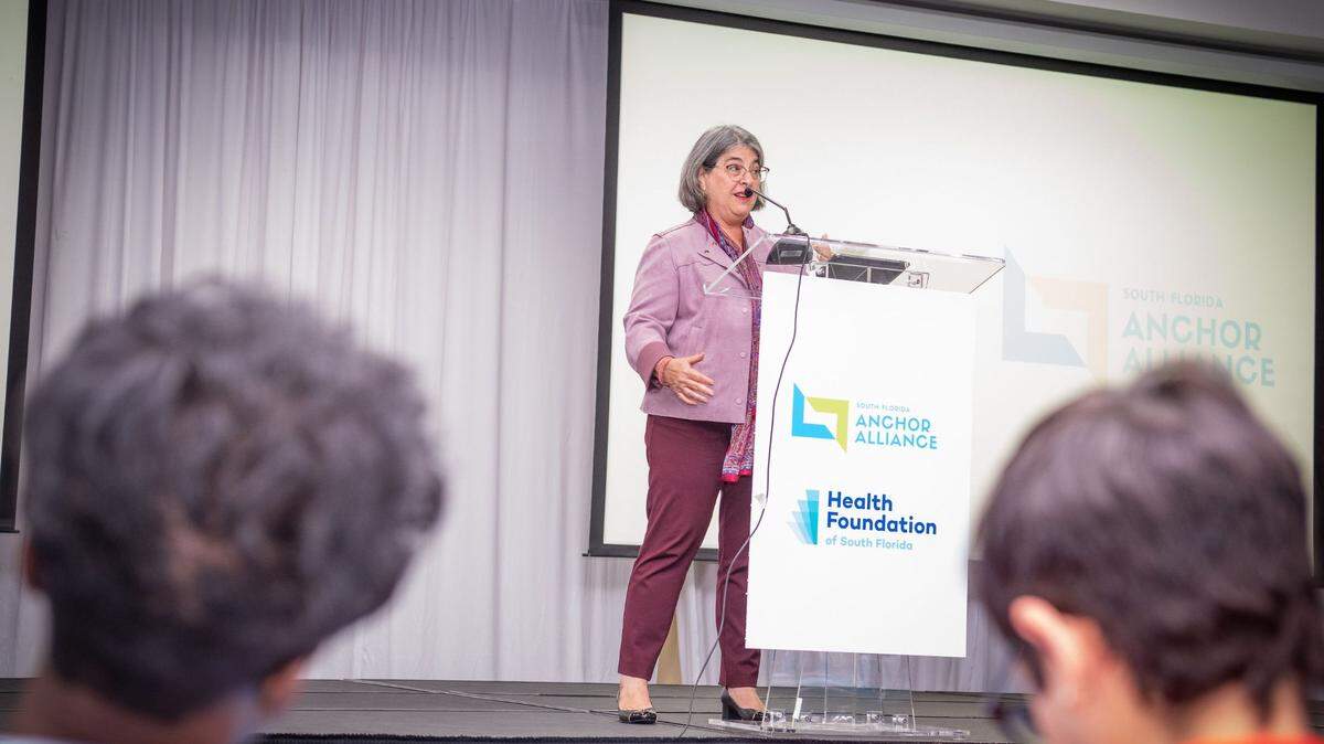 La alcaldesa Daniella Levine Cava habla de la South Florida Anchor Alliance en una conferencia de prensa el 8 de junio de 2022. 