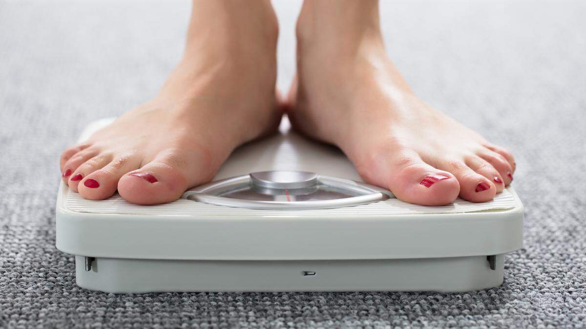 Para perder peso, piense en estrategias para comer alimentos saludables, bajos en calorías y ricos en nutrientes, y comience un programa de ejercicios que disfrute.