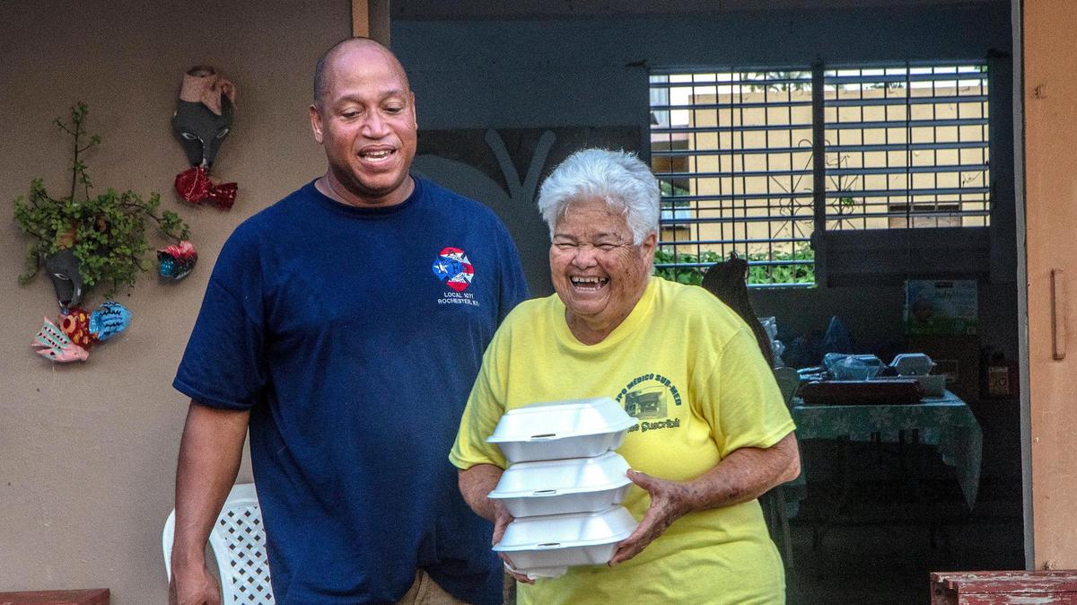 El rescatista Rolando Delgado con Iris González, a quien rescató de su casa durante el huracán Fiona en el barrio Las Ochentas en Salinas, Puerto Rico, el viernes 23 de septiembre de 2022