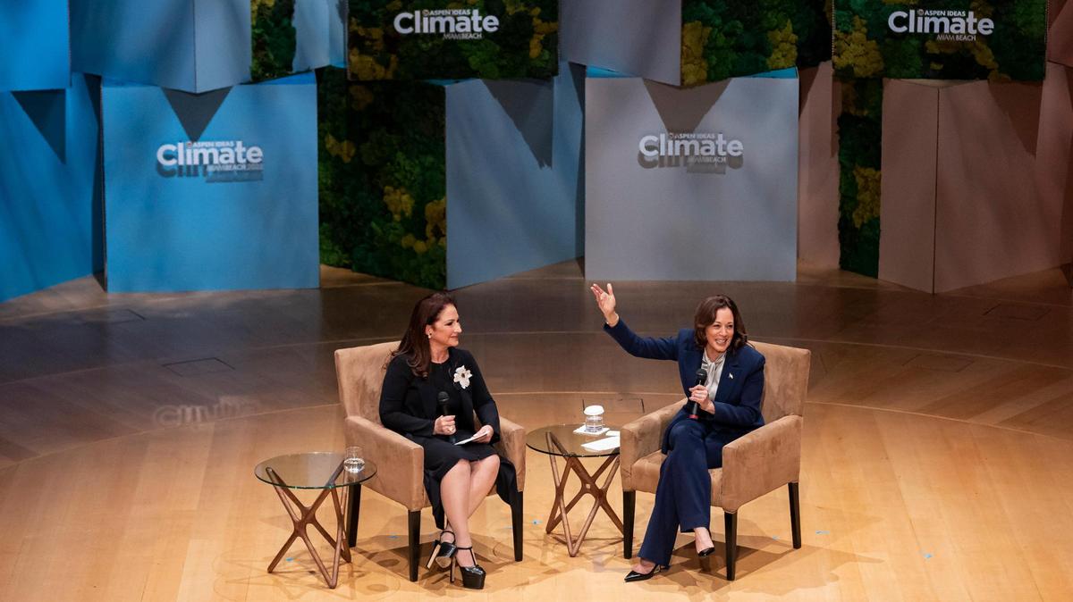 La vicepresidenta Kamala Harris (derecha) habla con Gloria Estefan durante la conferencia Aspen Ideas: Climate, en el New World Center, el 8 de marzo de 2023, en Miami Beach.