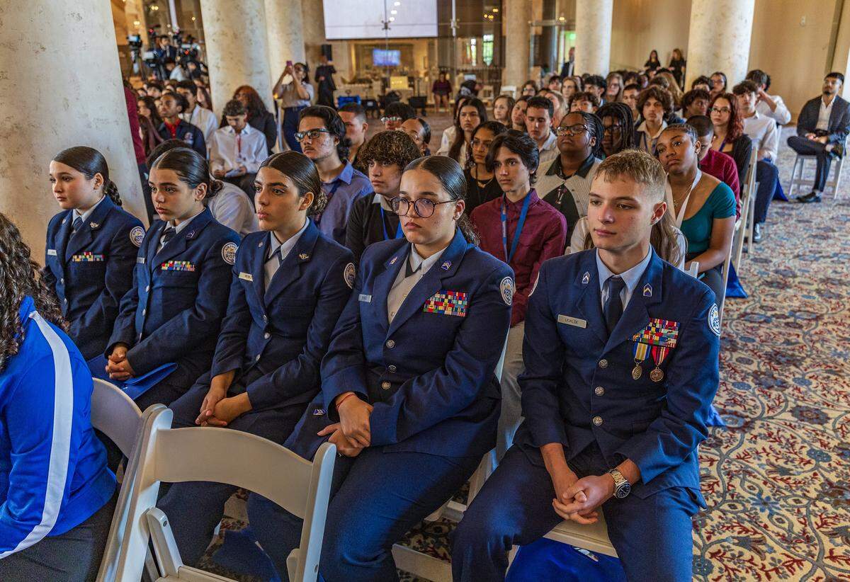Miembros de la Fuerza Aérea escuchan al gobernador de Florida, Ron DeSantis, durante un acto para conmemorar y honrar el «Día de las Víctimas del Comunismo», al que asistieron líderes comunitarios y estudiantes de diferentes escuelas del condado, organizado por la universidad en la Freedom Tower, en Miami, el viernes 7 de noviembre de 2025.