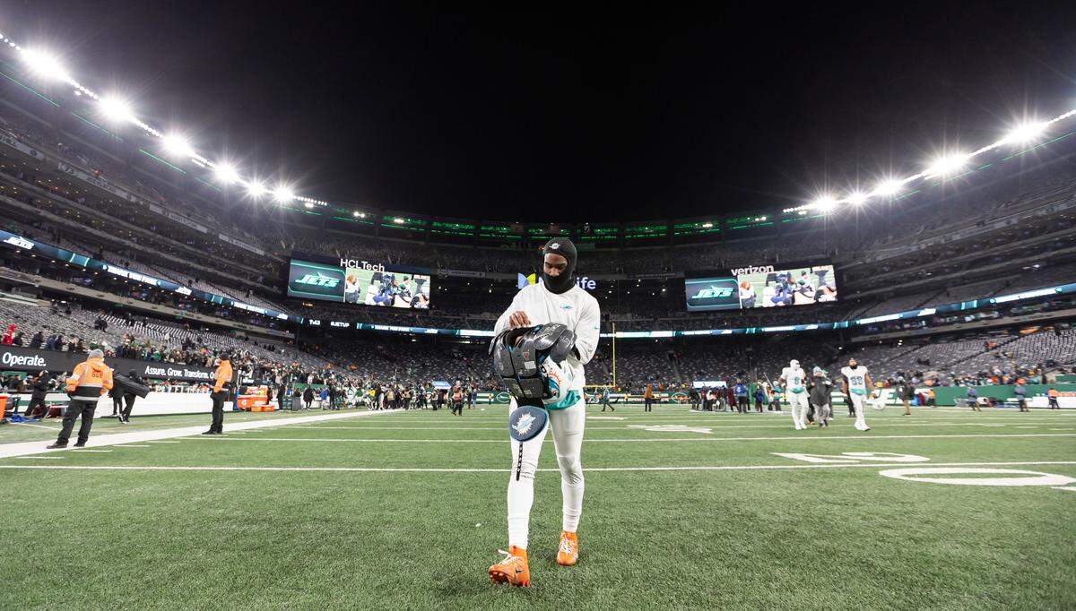 Miami Dolphins wide receiver Jaylen Waddle (17) leaves the field after losing his NFL game against the New York Jets at the MetLife Stadium on Sunday, Jan. 5, 2025, in East Rutherford, N.J.