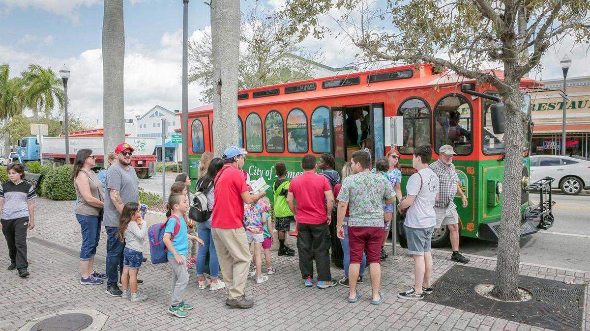 A free trolley service runs on Saturdays and Sundays from the Homestead station to the Everglades and Biscayne National Park.