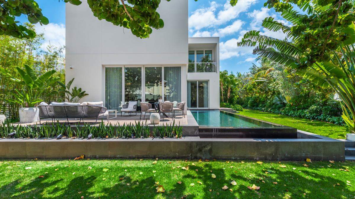 Cada villa tiene un jardín y piscina.