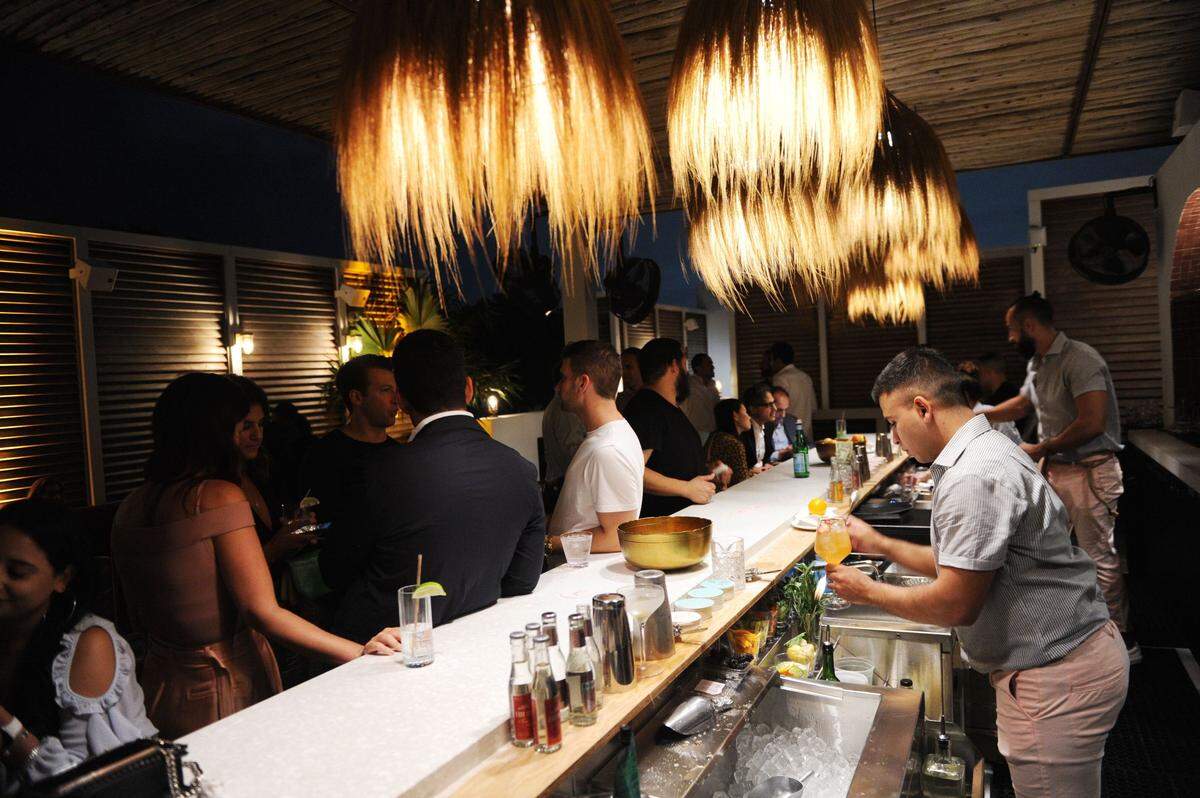 Por la noche, el Rooftop se convierte en un lugar para beber y cenar en Esmé Miami Beach.