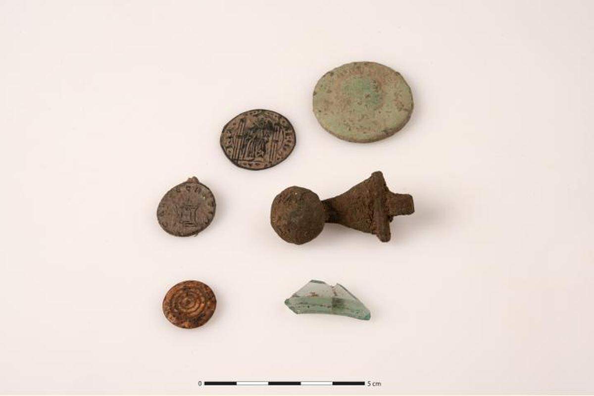 Small items found in the dump.
