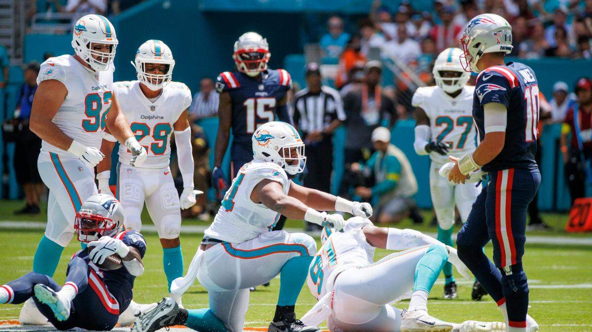 El defensive tackle de los Dolphins Christian Wilkins reacciona tras derribar al wide receiver de los Patriots de New England Ty Montgomery (14), durante el primer cuarto del partido celebrado el 11 de septiembre de 2022 en Miami Gardens, Florida.