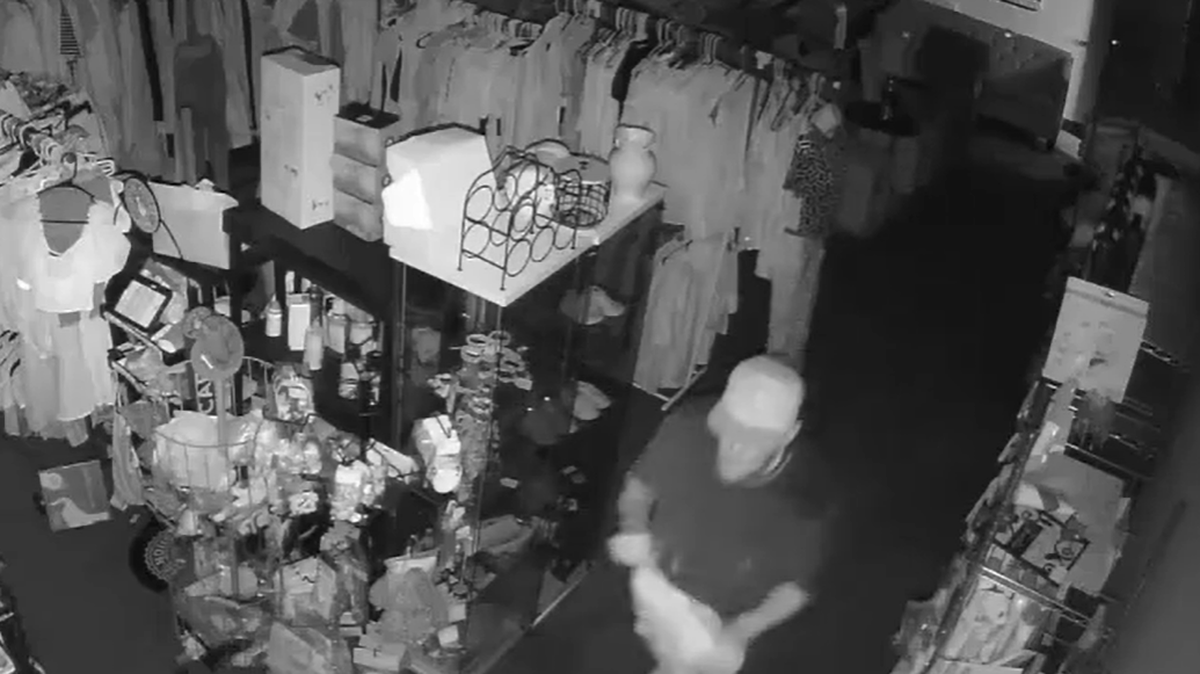 One of the suspects in the flea market burglary waited until after he had been seen by a surveillance camera to cover his face, video shows.