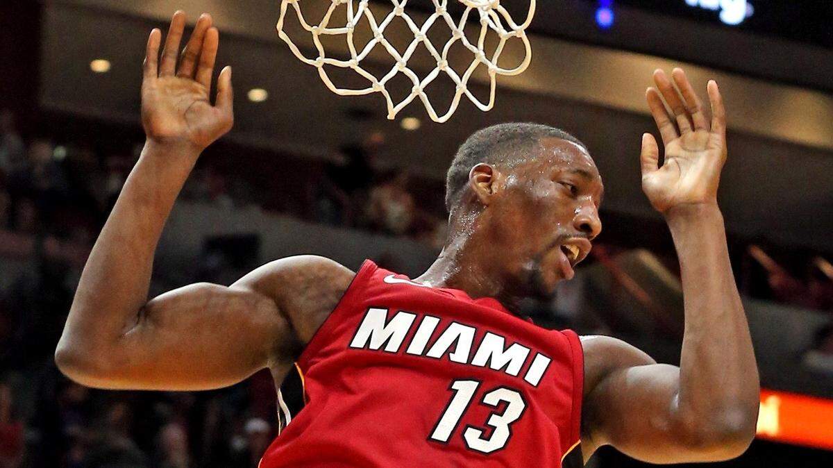 El centro del Heat Bam Adebayo clava el balón en un encuentro contra los  Knicks en marzo.