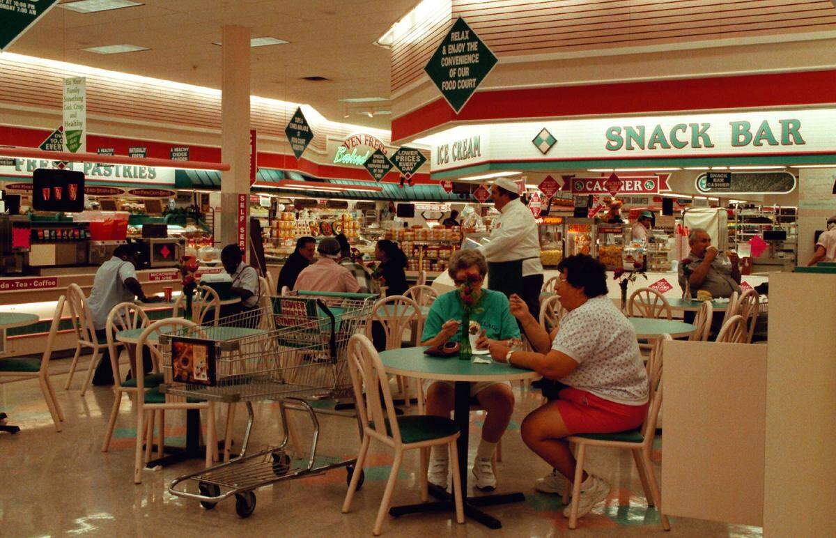 BROWARD....11/28/95....shoppers eating at the sit in cafe in Winn Dixie Supermarket in Pembroke Pines.