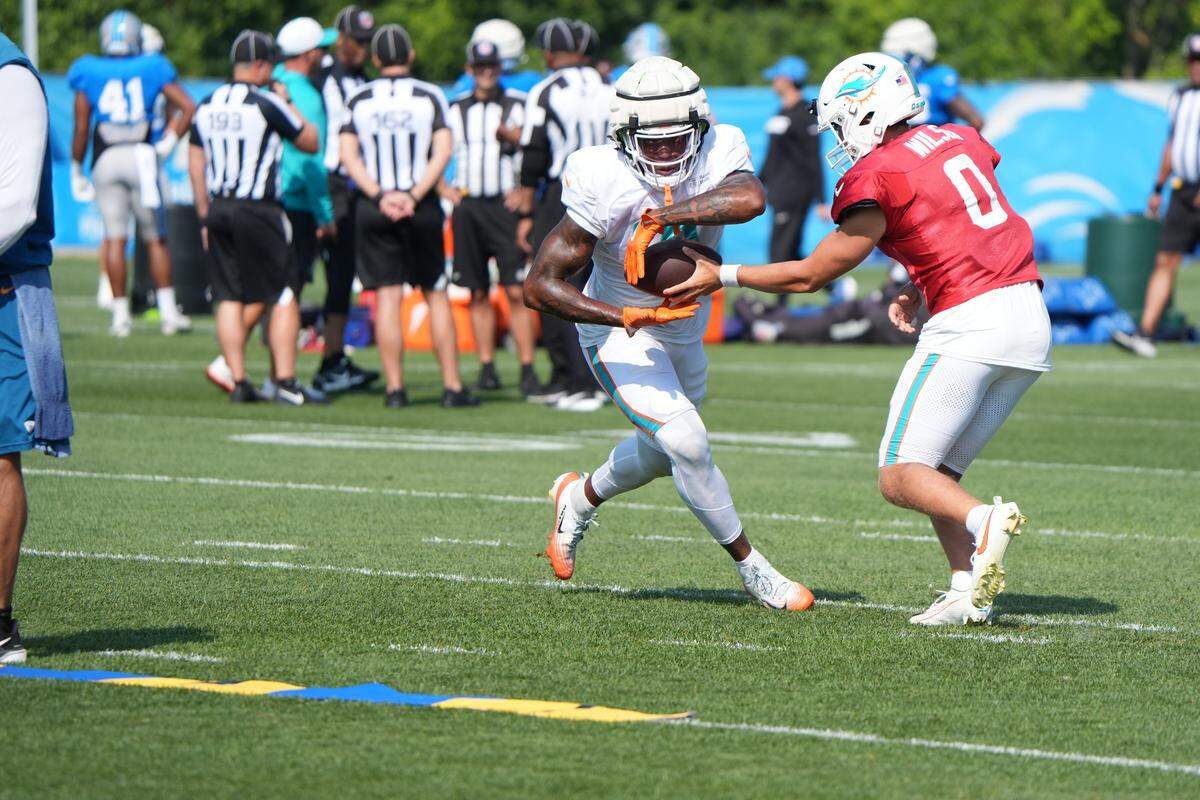 Miami Dolphins RB Ollie Gordon II (31) grabs the handoff from QB Zach Wilson (0) , during joint practice with the Detroit Lions at the Lions headquarters and training facility in Allen Park, Thursday, Aug. 14 2025