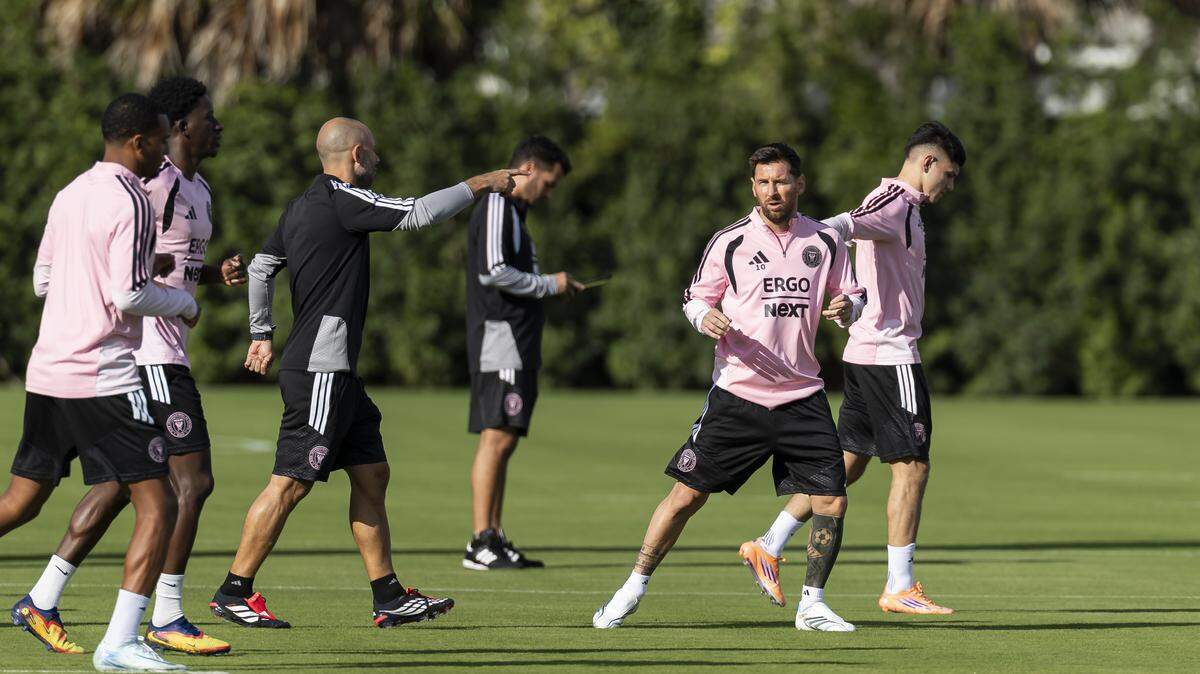 Inter Miami head coach Javier Mascherano talks with forward Lionel Messi (10) during a team practice at the Florida Blue Training Center on Saturday, Jan. 17, 2026, in Fort Lauderdale, Fla.
