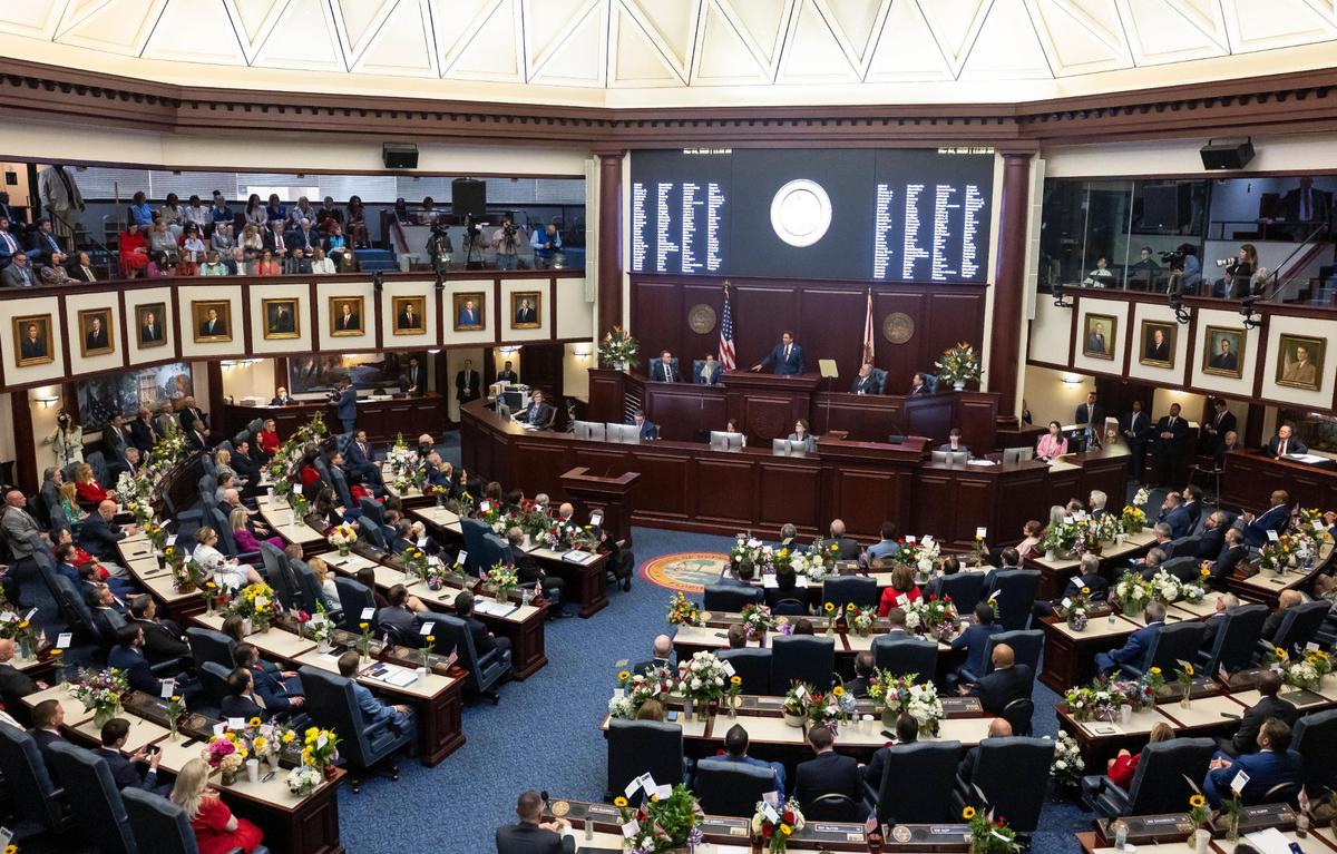 El gobernador Ron DeSantis pronuncia su discurso sobre el Estado del Estado durante el primer día de la sesión legislativa en el Capitolio de Florida el martes 4 de marzo de 2025, en Tallahassee, Florida.