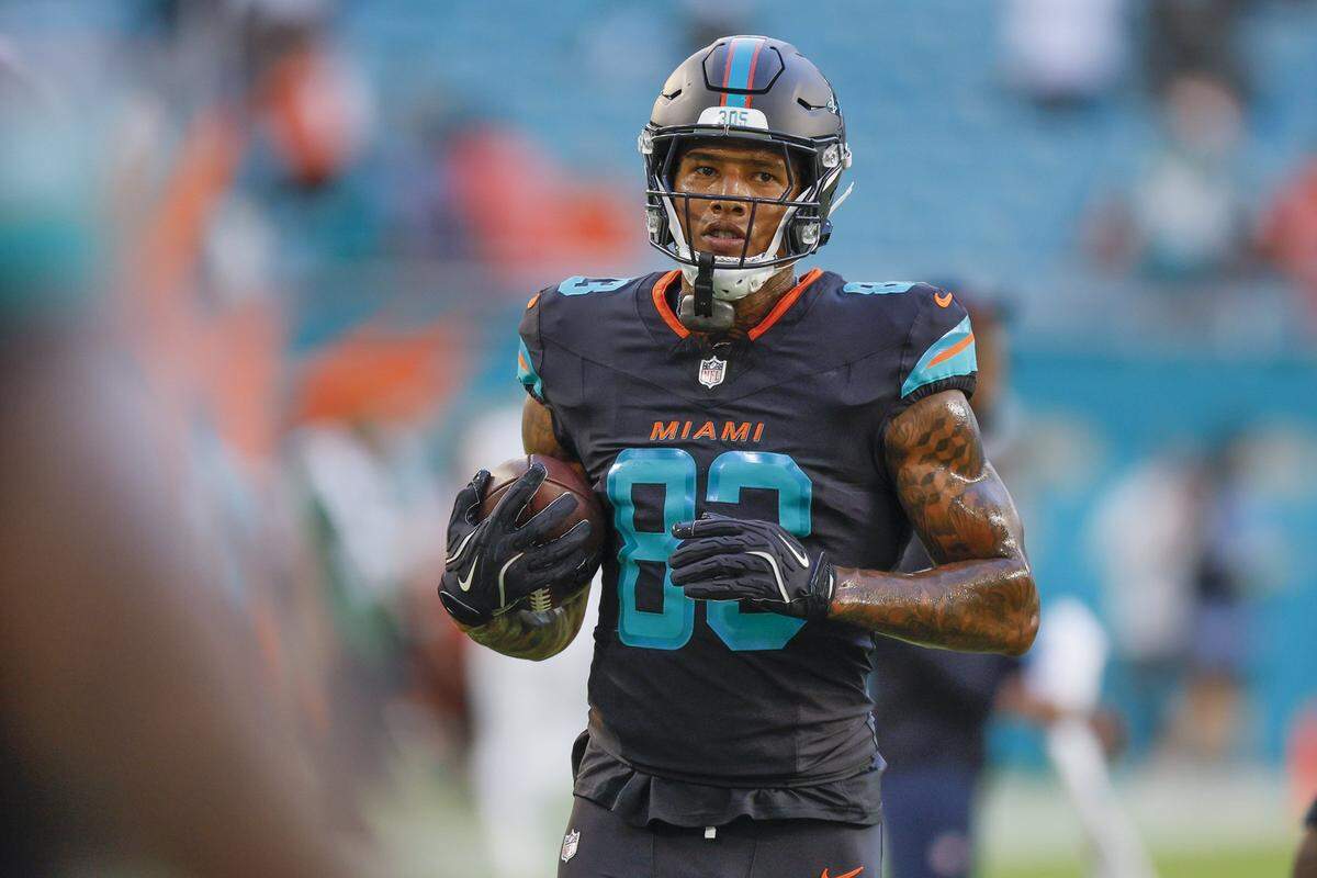 Miami Dolphins tight end Darren Waller (83) during warmups before the NFL game against the New York Jets at Hard Rock Stadium in Miami Gardens, Florida, on Monday, September 29, 2025. 