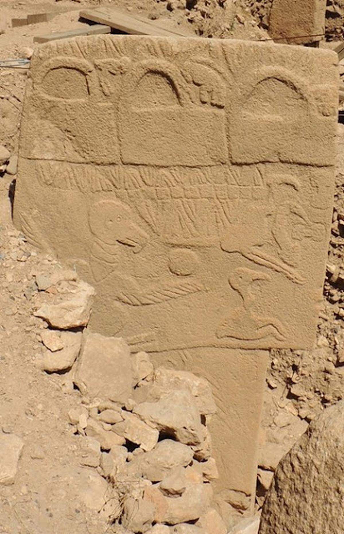 Pillar 43 shows constellations and V-shaped lines.
