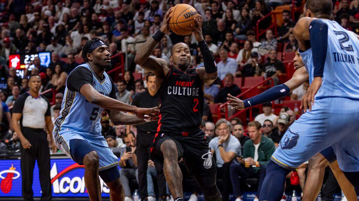 El guardia del Heat Terry Rozier entra al aro ante la marca de Vince Williams Jr. (5), de los Grizzlies de Memphis, en el partido celebrado el 24 de enero de 2024 en el Kaseya Center de Miami, Florida.
