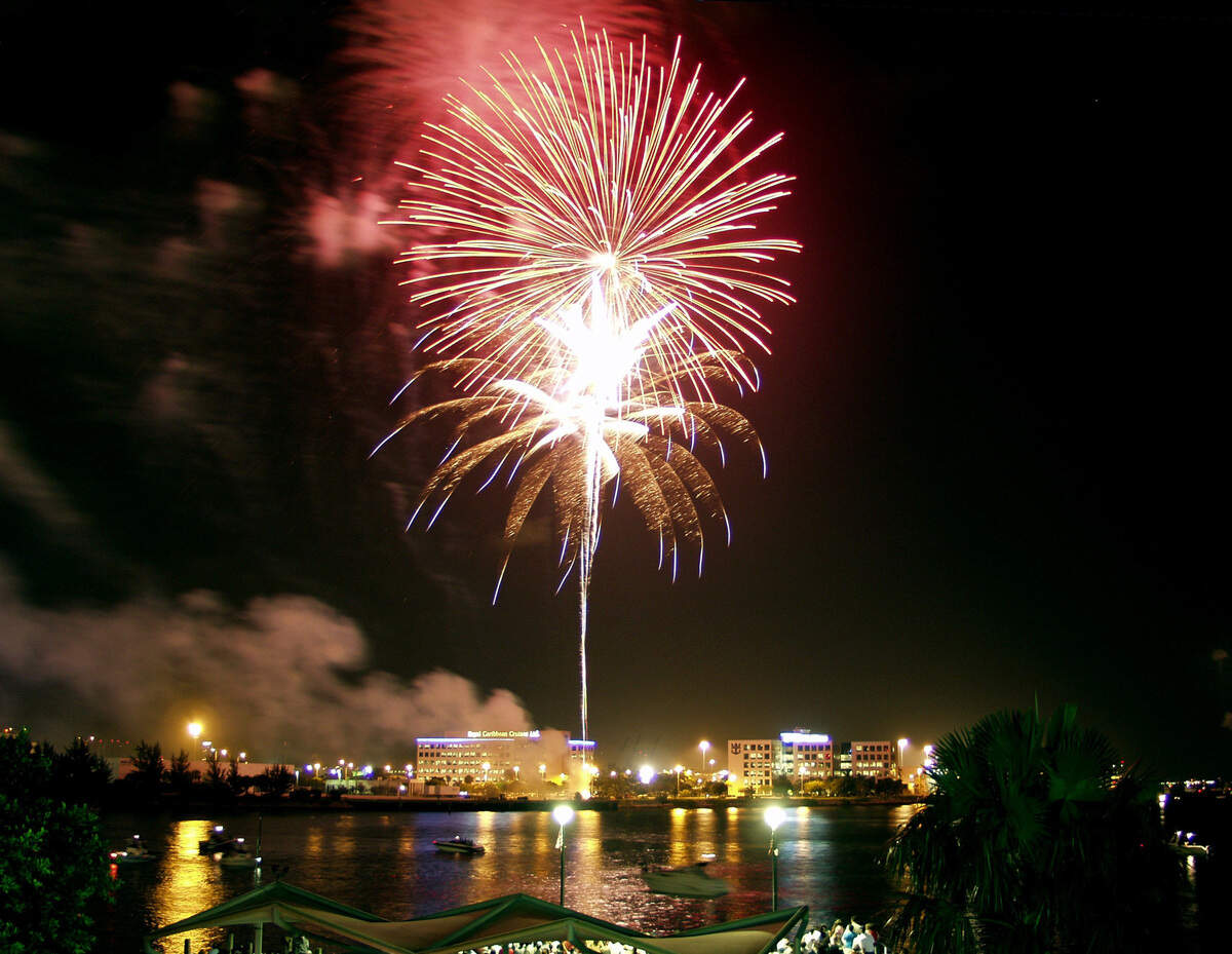 Los fuegos artificiales iluminan el cielo de Bayfront Park en Nochevieja.