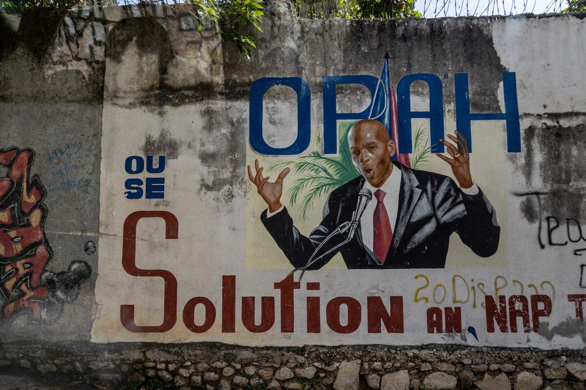 Un mural del presidente haitiano Jovenel Moïse junto a su casa en las colinas de Puerto Príncipe. Fue asesinado dentro de su habitación el 7 de julio de 2021. Solo tres personas han sido acusadas, todas en los EE. UU. mientras el caso continúa en Haití.