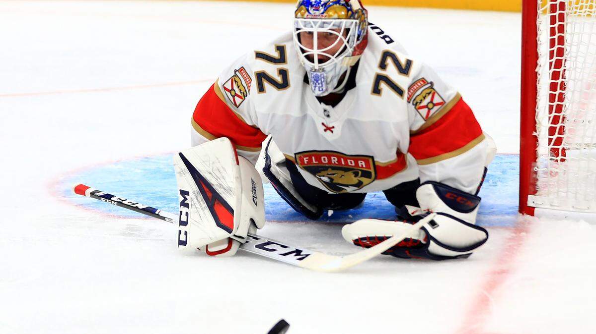 TAMPA, FLORIDA - OCTOBER 03: Sergei Bobrovsky #72 of the Florida Panthers makes a save during the home opener against the Tampa Bay Lightning at Amalie Arena on October 03, 2019 in Tampa, Florida. (Photo by Mike Ehrmann/Getty Images)
