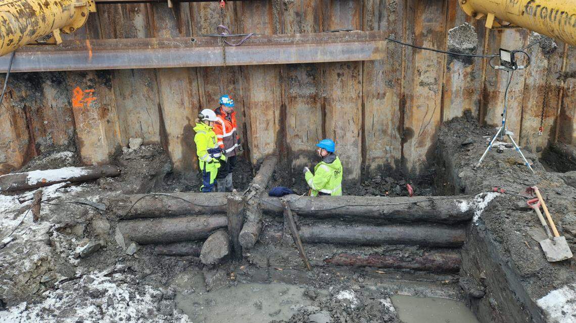 Archaeologists in Oslo unearthed the ruins of a massive wooden pier structure, likely the king’s wharf, in the clay seabed, photos show.