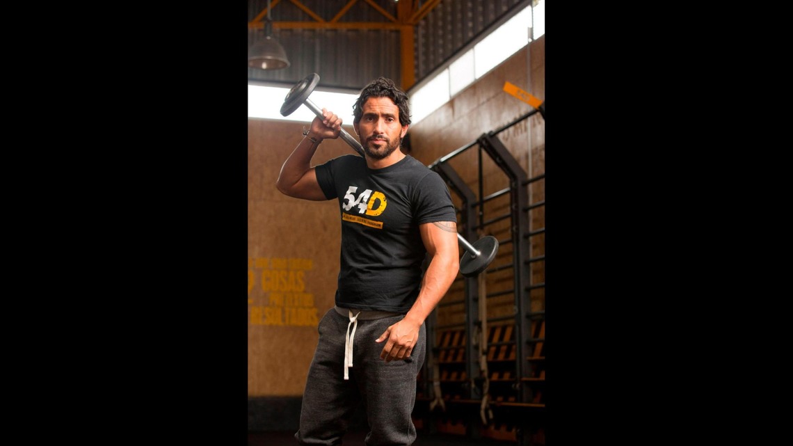 Ex-Mexican soccer star offering his fitness class for free online — attracting thousands