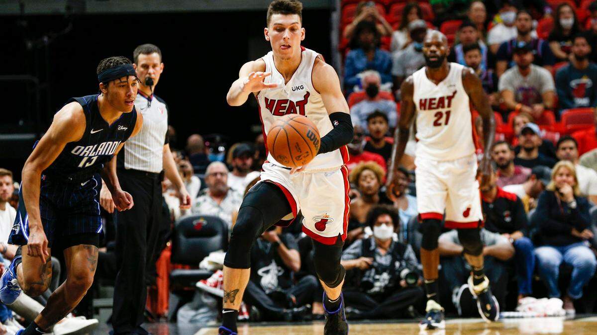 El escolta del Heat, Tyler Herro (14), comienza un contraataque, con Dewayne Dedmon detrás, contra el Magic, el 25 de octubre de 2021, en el FTX Arena.