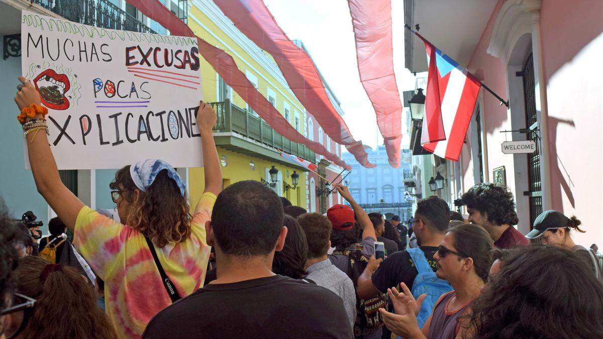 Docenas de manifestantes se reunieron en el Viejo San Juan, Puerto Rico, el 20 de enero de 2020, en medio de una creciente ira por la ayuda de emergencia oculta y descubierta a raíz de los terremotos.