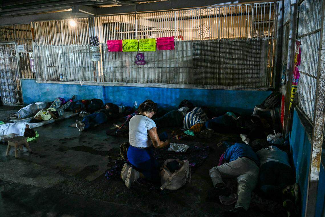 Familiares de presos políticos duermen en el vestíbulo de una tienda contigua a la prisión El Rodeo I mientras esperan su liberación en Guatire, estado Miranda, a unos 30 kilómetros al este de Caracas, el 10 de enero de 2026. Venezuela comenzó el 8 de enero la liberación de un “gran número” de presos políticos, incluyendo varios extranjeros, una medida elogiada por el presidente estadounidense Donald Trump como un paso hacia la cooperación tras el derrocamiento del gobernante Nicolás Maduro. 