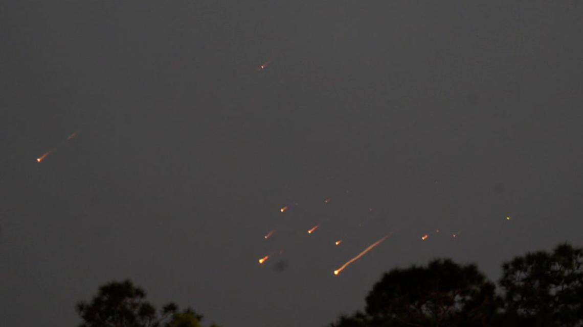 Los escombros del cohete Starship Space X se mueven a través de la atmósfera como se ve desde el Santuario Corkscrew Swamp en el Condado Collier el jueves 6 de marzo de 2025.