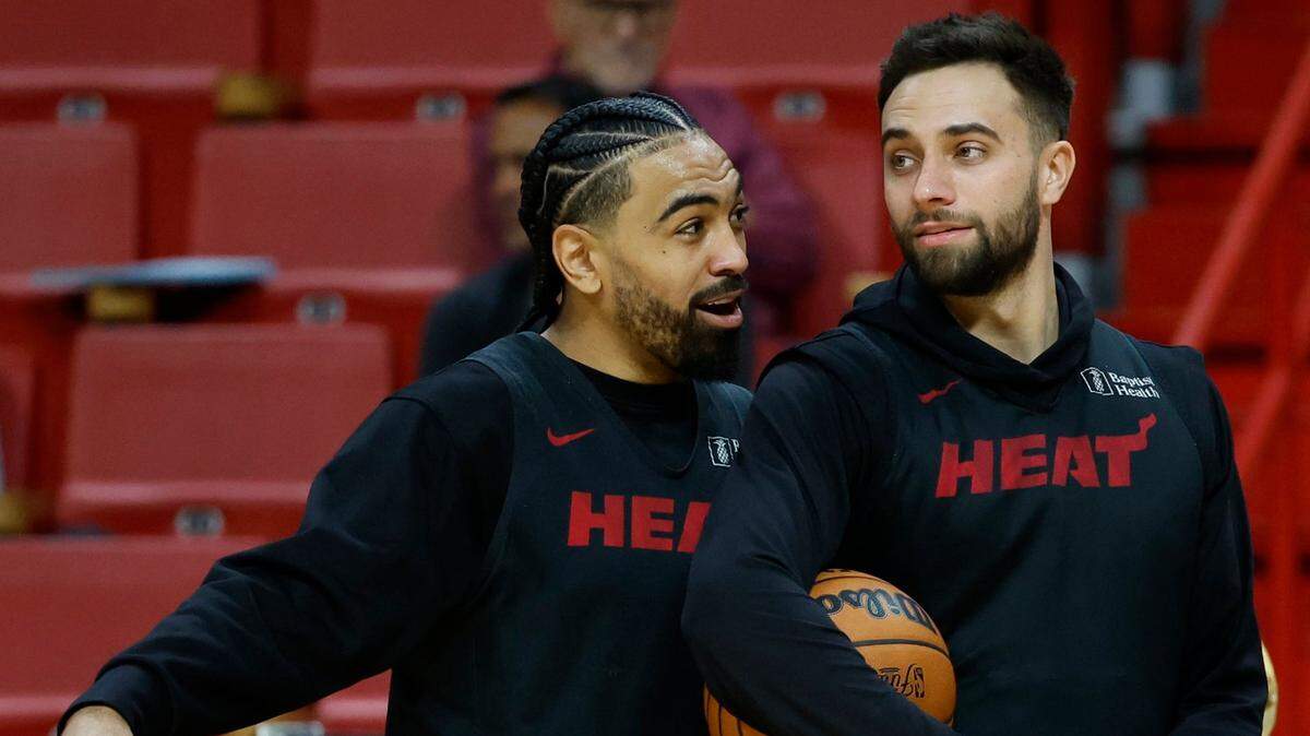 Gabe Vincent (2) y el escolta Max Strus (31) de Miami Heat interactúan durante la práctica en el día de prensa de las Finales de la NBA en el Kaseya Center el 6 de junio de 2023.