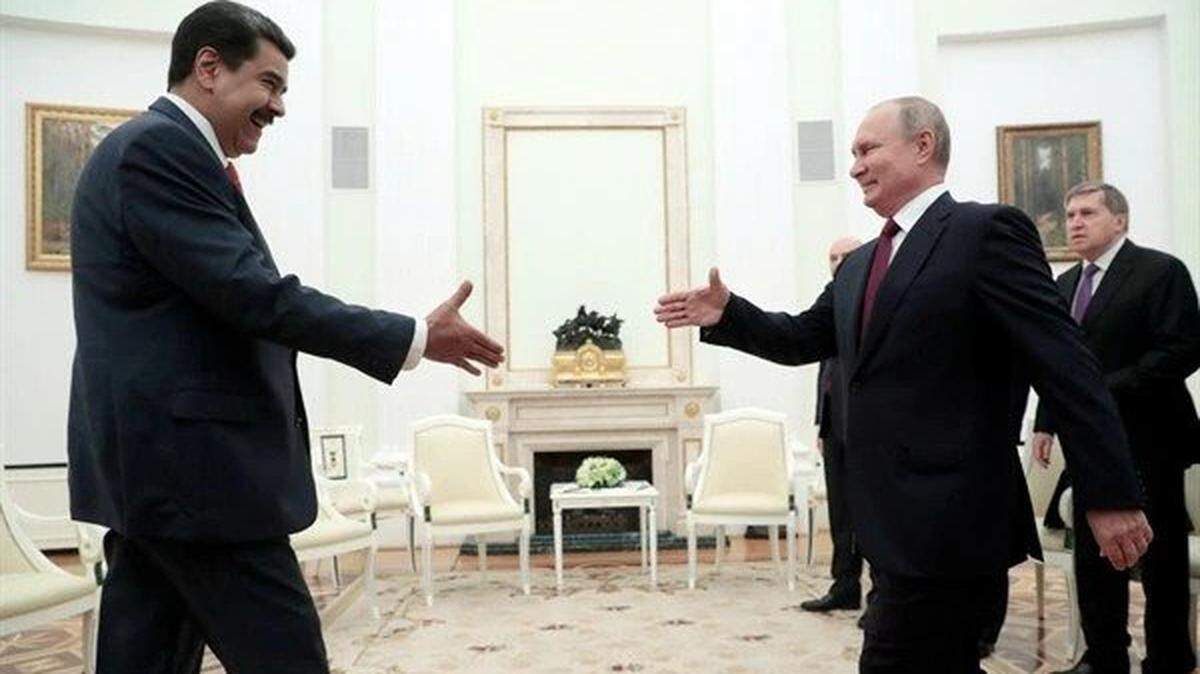 El presidente ruso, Vladimir Putin, saluda al presidente venezolano, Nicolás Maduro, durante su reunión en 2019 en el Kremlin de Moscú.
