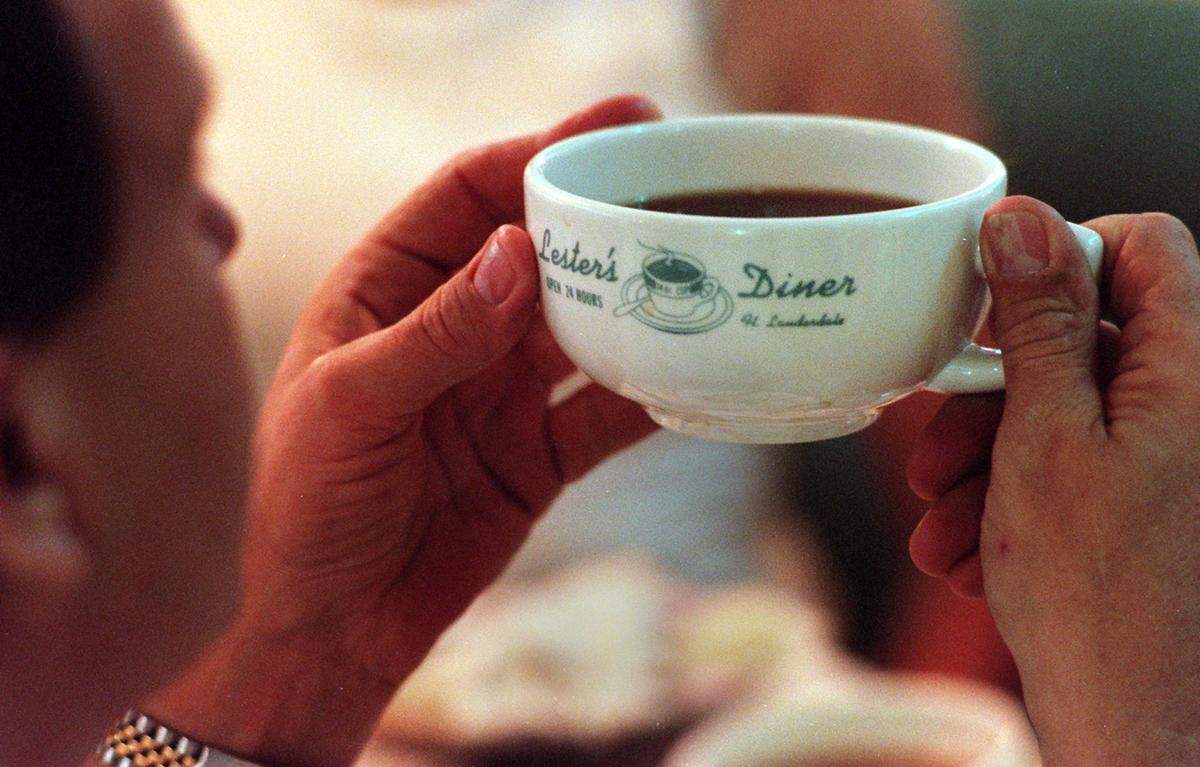 Lester’s Diner 14-ounce coffee cup.