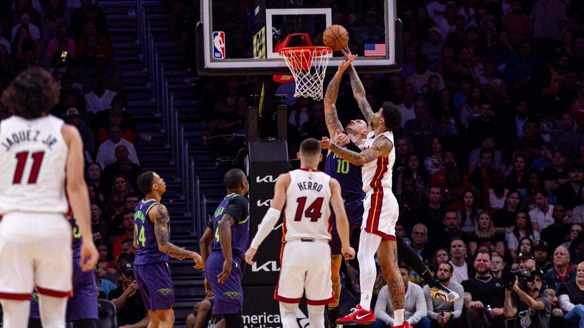 El pívot del Miami Heat, Kel’el Ware (7), lanza el balón sobre el pívot de los New Orleans Pelicans, Daniel Theis (10), ante la mirada de Tyler Herro el miércoles 1 de enero de 2025, en el Kaseya Center, en Miami, Florida.