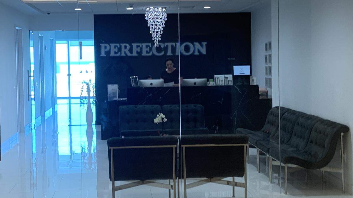 La entrada del centro Perfection Plastic Surgery & Med Spa, 16690 Collins Ave., Suite 702.