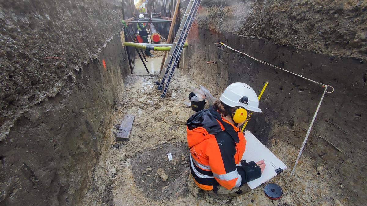 During works in a suburb of Paris, researchers found the remains of a Gallic cemetery.