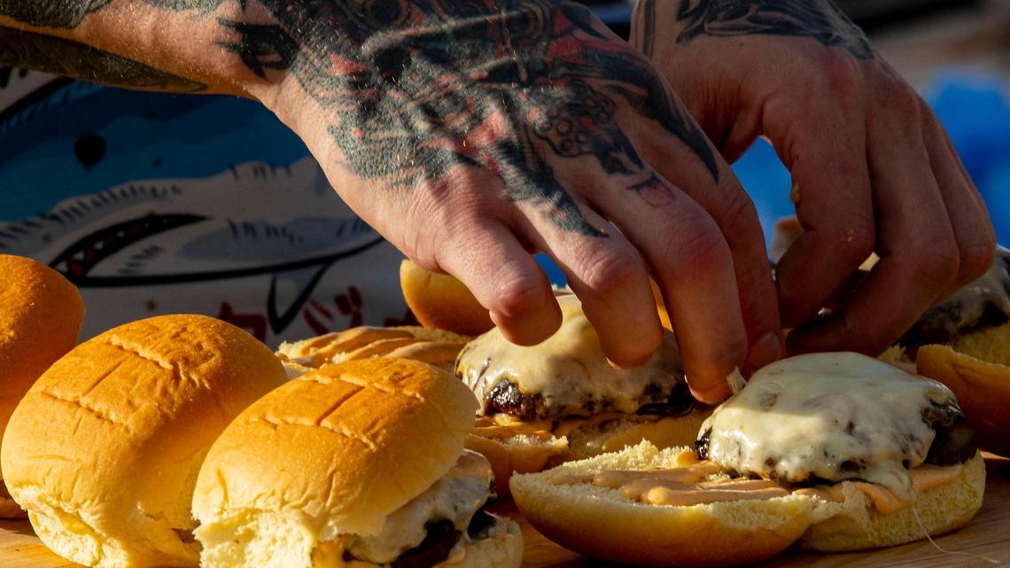 Las hamburguesas se preparan para los invitados durante el Burger Bash de South Beach Wine & Food Festival.