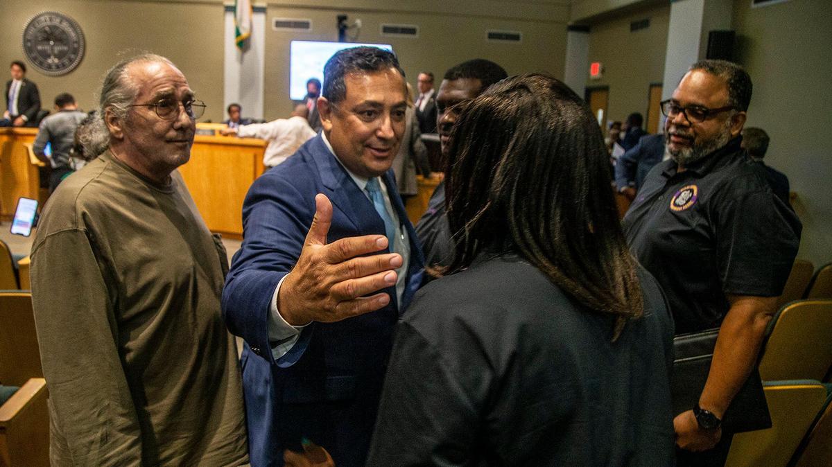 EN OCTUBRE 2021, el asediado jefe de policía de Miami, Art Acevedo, se acerca a un pequeño grupo de simpatizantes en el ayuntamiento de Miami después de que los comisionados votaron a favor de despedirlo.