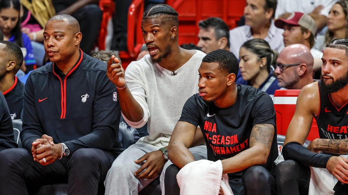 El delantero del Miami Heat Jimmy Butler (22) hace un gesto desde el banquillo durante el partido contra los Milwaukee Bucks en el Kaseya Center de Miami el martes 28 de noviembre de 2023.