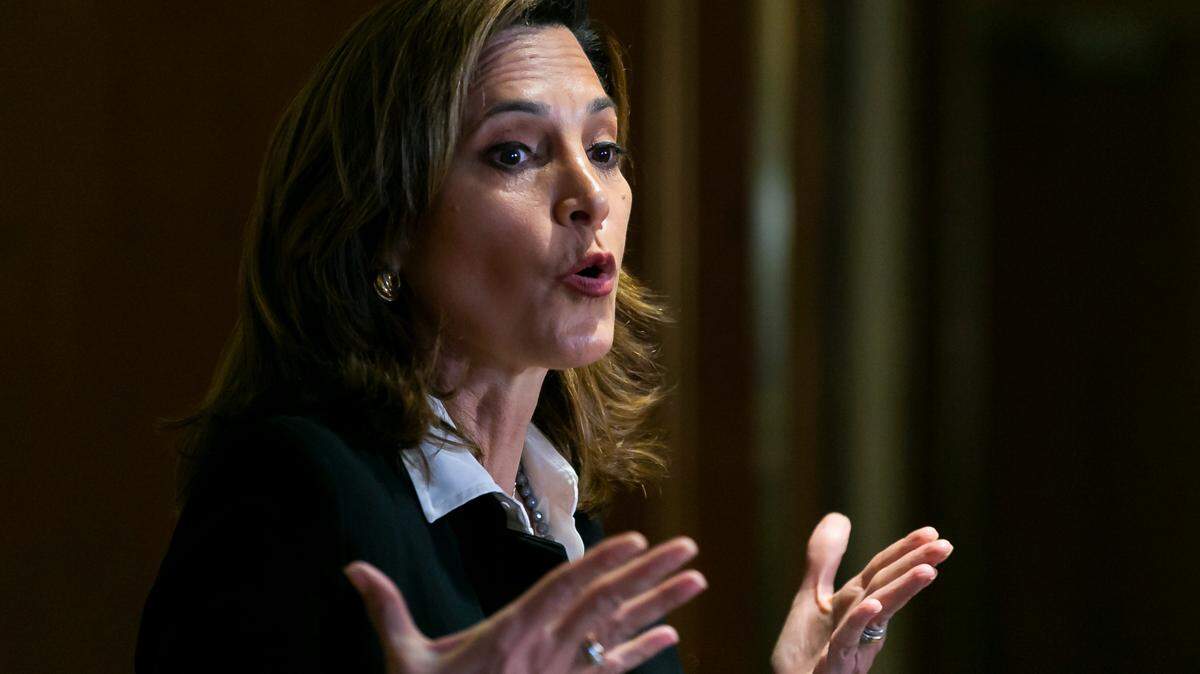 La representante Maria Elvira Salazar, republicana por Florida, ofrece una conferencia de prensa sobre el Programa de Reunificación Familiar Cubana en el Aeropuerto Internacional de Miami en Miami, Florida, el lunes 19 de abril de 2021.